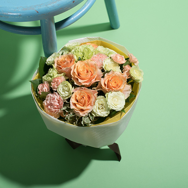 花キューピットのサブブランド、プシュケの生花ブーケ。テーマはサニー。オレンジグリーンアプリコットの花束。